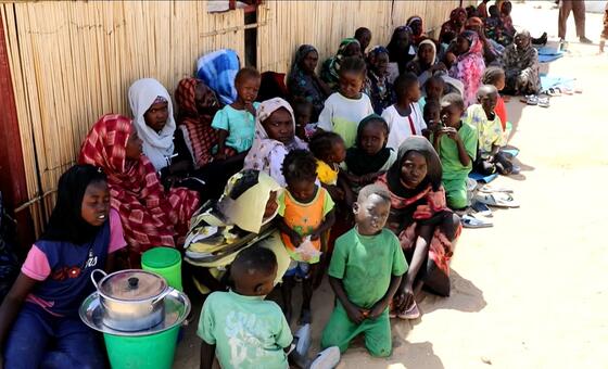 نساء وأطفال نازحون في معسكر قوز السلام في ولاية النيل الأبيض، السودان.